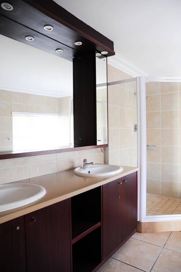 To Let 4 Bedroom Property for Rent in Calypso Beach Western Cape